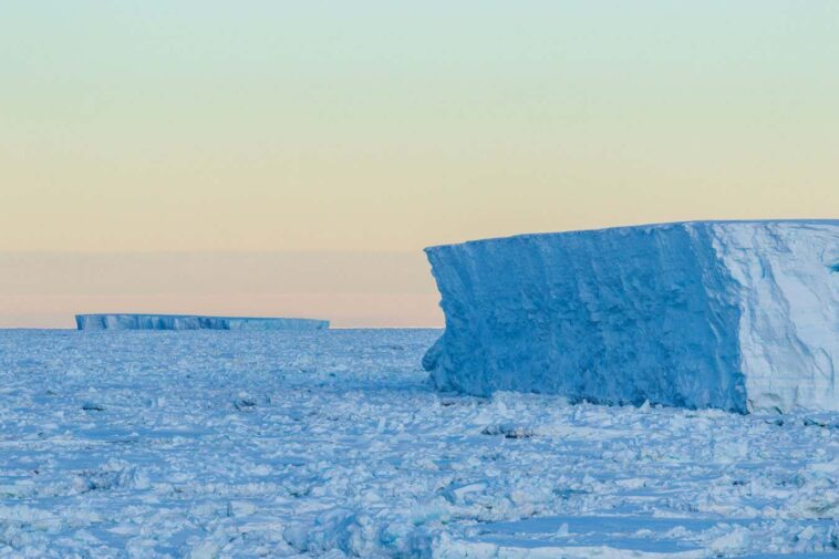 Colossal Ancient Icebergs Gauche des rainures au fond de la mer du Nord
