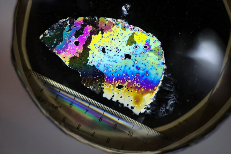 Dégelage des points de pergélisol Sibérie avec une éruption cutanée de monticules