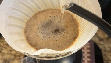 Dévoiler la physique du brassage à verser: les jets d'eau épais améliorent la force du café