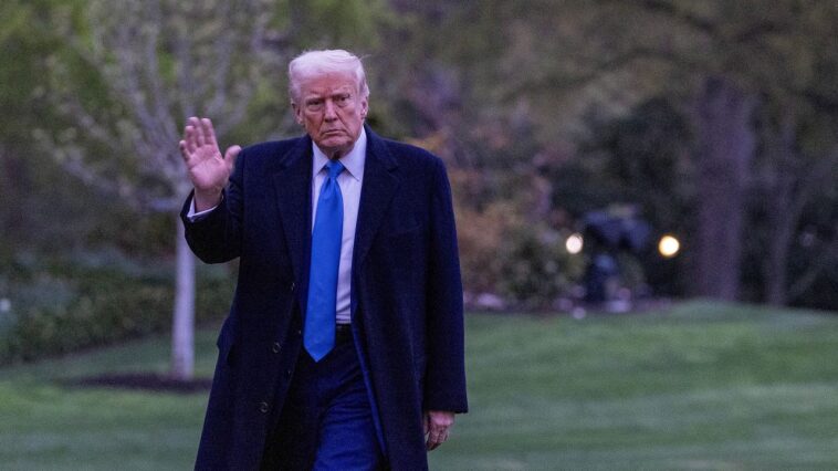 Donald Trump dit aux Américains qui se préparent à l'effondrement économique: «Vous devez prendre des médicaments»