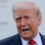 Donald Trump dit qu'il dirige le pays et le monde, mais il répond toujours aux appels à partir de numéros inconnus Donald Trump dit qu'il dirige le pays et le monde, mais il répond toujours aux appels à partir de numéros inconnus