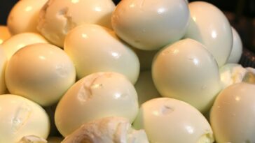 Existe-t-il une meilleure façon de peler un œuf durs? Un scientifique de l'alimentation explique