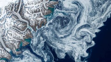 2HCNTB2 Arctic sea with Arctic remnant ice through the Fram Strait near Svalbard