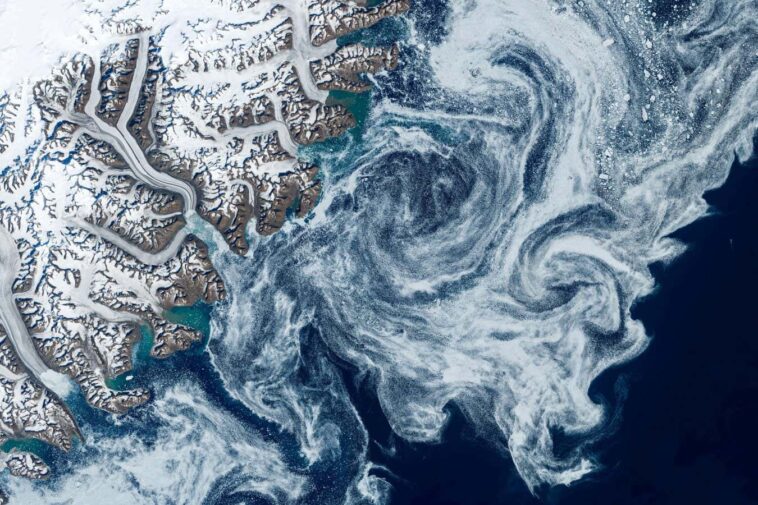 2HCNTB2 Arctic sea with Arctic remnant ice through the Fram Strait near Svalbard