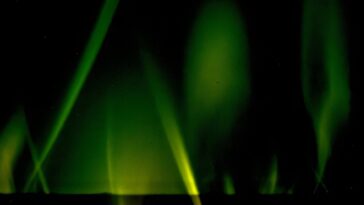 Hé, quels sont ces flashs verts incurvés au-dessus de mon semi-conducteur polymère?