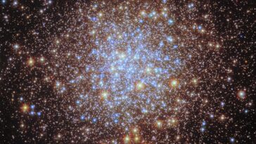 Hubble visite un grappe scintillante, capturant sa lumière ultraviolette