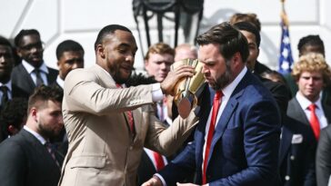 JD Vance laisse tomber le ballon - er, trophée - à la Maison Blanche