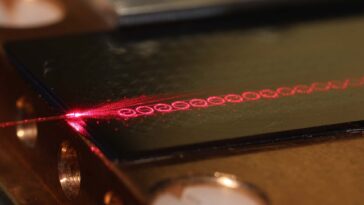 L'amplificateur avec une bande passante de 10 fois s'ouvre pour les super lasers