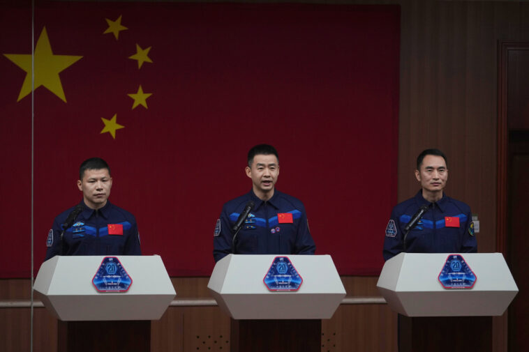 La Chine révèle une nouvelle équipe d'astronautes pour le lancement de la station spatiale La Chine révèle une nouvelle équipe d'astronautes pour le lancement de la station spatiale