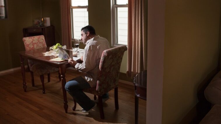 La solitude est plus élevée chez les Américains d'âge moyen que les plus âgés La solitude est plus élevée chez les Américains d'âge moyen que les plus âgés