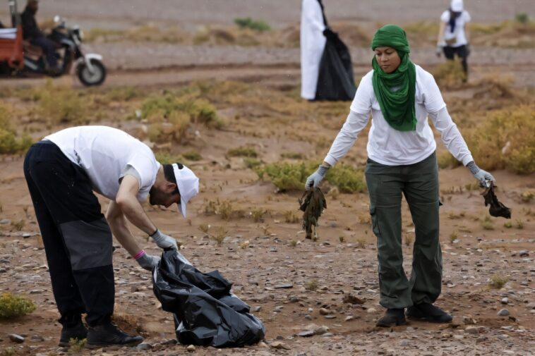 Le Maroc Volontaires sur la mission de nettoyage du Sahara