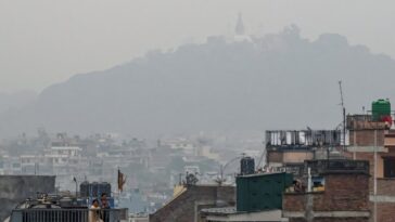 Le Népal combat les incendies de forêt et la pollution au milieu de l'hiver plus sec