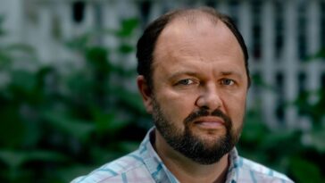 Le conservateur interne du New York Times lance un podcast pour décoder MAGA et parler OVNIS