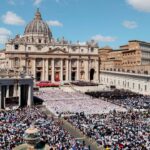Le pape François s'est reposé dans les funérailles du Vatican sombres alors que Donald Trump, Joe Biden et le prince William regardent