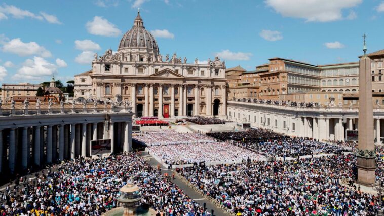 Le pape François s'est reposé dans les funérailles du Vatican sombres alors que Donald Trump, Joe Biden et le prince William regardent