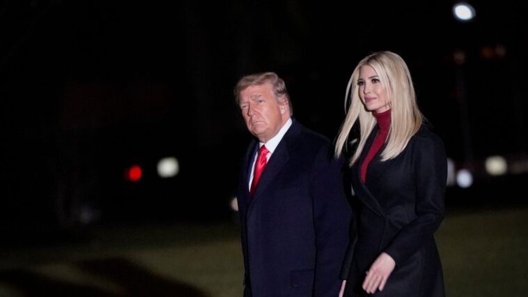 Les lectures de la plage de vacances d'Ivanka Trump incluent des titres appréciés par les anti-Trumpers, y compris Oprah Les lectures de la plage de vacances d'Ivanka Trump incluent des titres appréciés par les anti-Trumpers, y compris Oprah