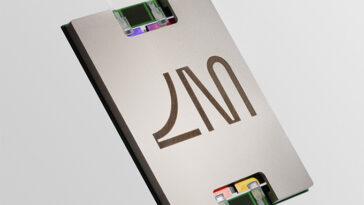 Un composant informatique de couleur argentée avec quatre câbles de couleur transparente qui y sont fixés.