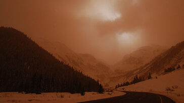 Majeure poussière pour l'eau dans le fleuve Colorado