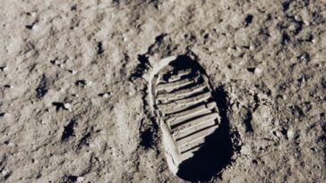 Nous pourrions faire des panneaux solaires sur la lune en faisant fondre la poussière lunaire