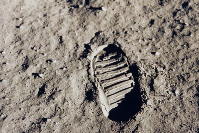 Nous pourrions faire des panneaux solaires sur la lune en faisant fondre la poussière lunaire Nous pourrions faire des panneaux solaires sur la lune en faisant fondre la poussière lunaire