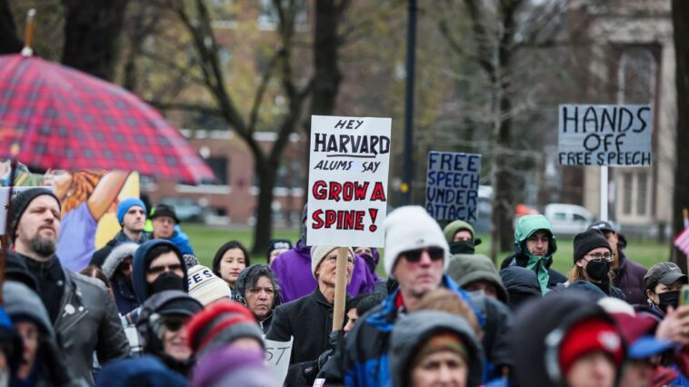Obama fait l'éloge de Harvard pour avoir résisté à Trump et appelle d'autres universités à faire de même