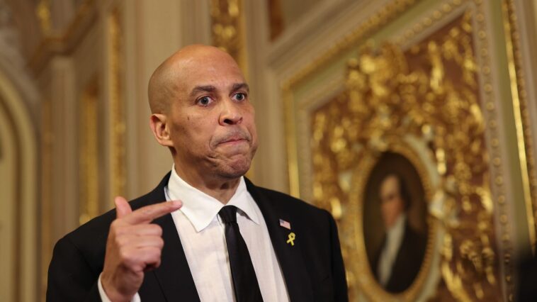 Pourquoi le Talkathon de Cory Booker était une masterclass dans les réseaux de médias sociaux: "Les chiffres rivaux de réseaux de télévision"