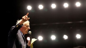 Rapide, personne ne parle à Trump de Bernie Sanders et des tailles de foule d'AOC