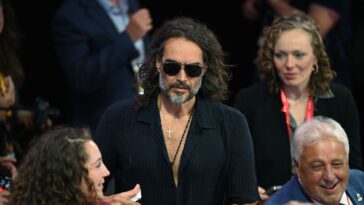 Russell Brand chargé de viol, d'agression sexuelle et d'agression indécente