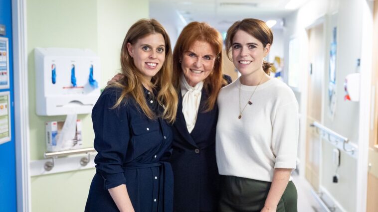 Sarah Ferguson, avec la princesse Beatrice et la princesse Eugénie, a fait une visite à l'hôpital Cancer Sarah Ferguson, avec la princesse Beatrice et la princesse Eugénie, a fait une visite à l'hôpital Cancer