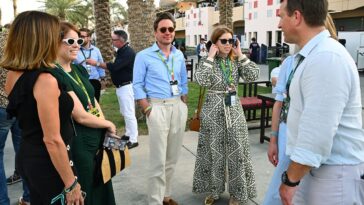 Sarah Ferguson enfile son meilleur pilote de voiture de course en forme au Grand Prix de Formule 1 à Bahreïn