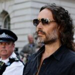 Russell Brand fait la première apparition dans le tribunal dans une affaire de viol pénal, tandis que Tucker Carlson demande à Trump de le «sauver»
