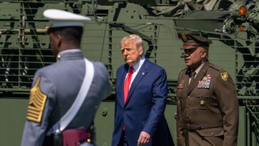Anniversaire de Donald Trump pour coïncider avec un défilé militaire massif