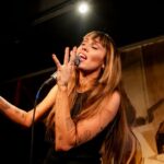 Miley Cyrus fait ses débuts sur une nouvelle chanson devant «quelques ex-ex» et l'élite de la mode à la fête d'avant-Met 2025 de Moncler