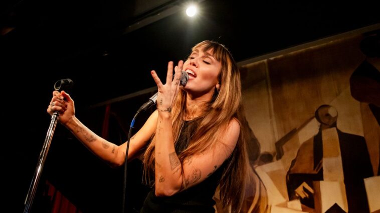 Miley Cyrus fait ses débuts sur une nouvelle chanson devant «quelques ex-ex» et l'élite de la mode à la fête d'avant-Met 2025 de Moncler