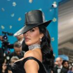 Kim Kardashian Dons Sleek, Dark Set pour Met Gala 2025