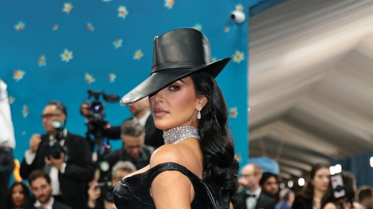 Kim Kardashian Dons Sleek, Dark Set pour Met Gala 2025