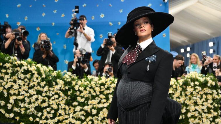 Rihanna fait une entrée à la mode tardive - et une grossesse révélatrice - au gala met 2025