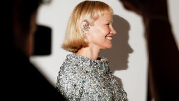 La nouvelle coupe de cheveux rebelle de Pamela Anderson et qui était assise à sa «table de puissance» au Met Gala 2025