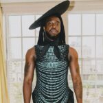 Shaboozey ose tout le monde à surpasser son gril turquoise personnalisé au Met Gala 2025