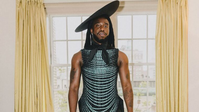 Shaboozey ose tout le monde à surpasser son gril turquoise personnalisé au Met Gala 2025
