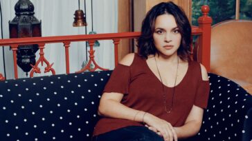 Norah Jones parle de ses 9 albums, 2 enfants et 11 milliards de flux
