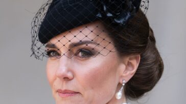 Kate Middleton et le prince William rejoignent la famille royale pendant deux minutes de silence en l'honneur du 80e anniversaire de la journée VE