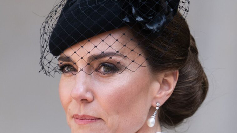 Kate Middleton et le prince William rejoignent la famille royale pendant deux minutes de silence en l'honneur du 80e anniversaire de la journée VE