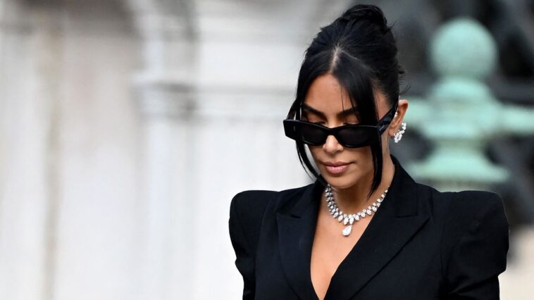 Kim Kardashian fait face à ses assaillants présumés devant une cour de Paris: "Je vous pardonne"