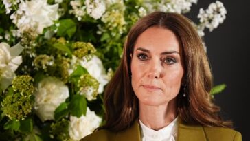 Kate Middleton présente le reine Elizabeth II Award pour le design britannique dans un élégant costume Victoria Beckham