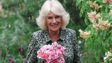 La reine Camilla et le roi Charles Don Fashionnically on theme Fashion au Chelsea Flower Show