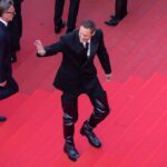 Alexander Skarsgård porte des bottes de cuisse sur le tapis rouge du Festival de Cannes 2025