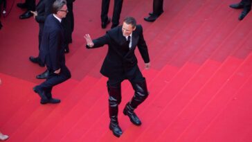 Alexander Skarsgård porte des bottes de cuisse sur le tapis rouge du Festival de Cannes 2025
