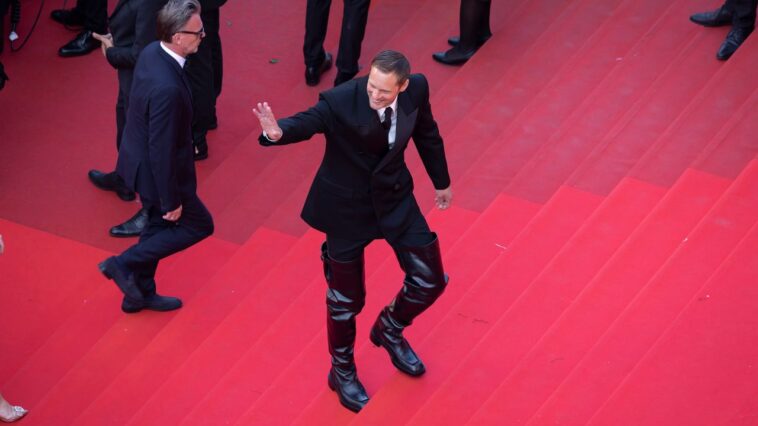 Alexander Skarsgård porte des bottes de cuisse sur le tapis rouge du Festival de Cannes 2025