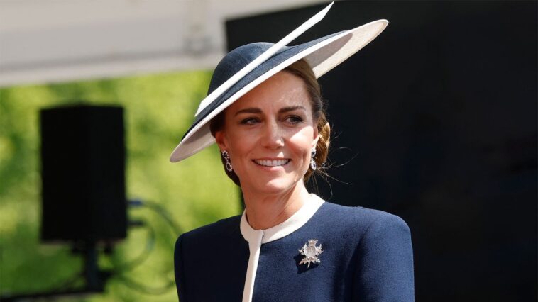 Le bijoutier de Kate Middleton révèle le symbolisme derrière sa nouvelle broche sur mesure